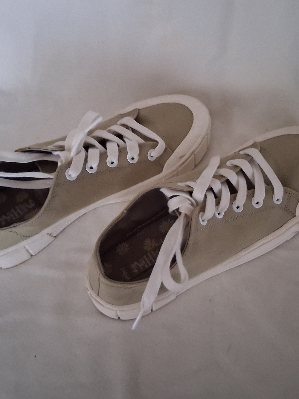 Low-Profile Women's Casual Sneakers in Green and White